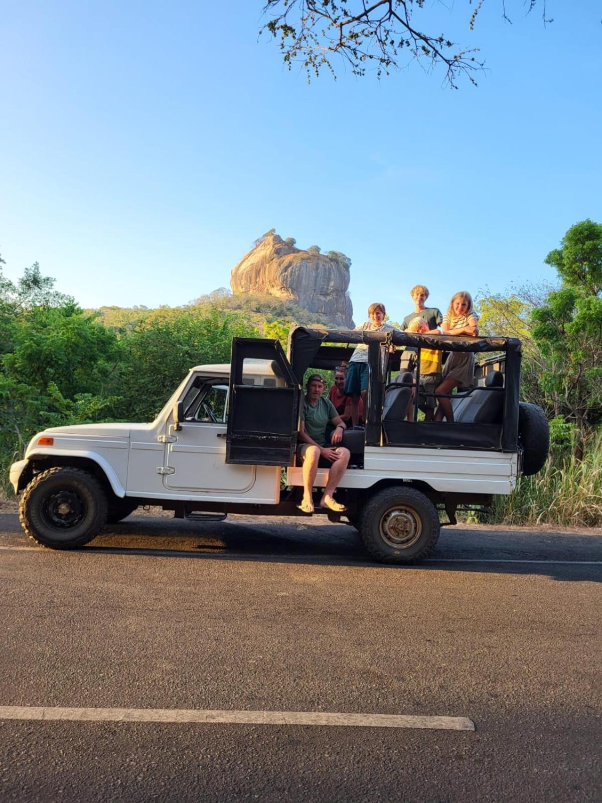 Elephant Safari Lodge Sigiriya Junction Хабарана Екстериор снимка